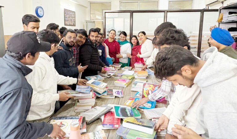 डीएवी सेंटेनरी कॉलेज, के व्यवसाय प्रशासन (बीबीए) विभाग के सोशल क्लब द्वारा पुस्तक वितरण कार्यक्रम का आयोजन किया गया
