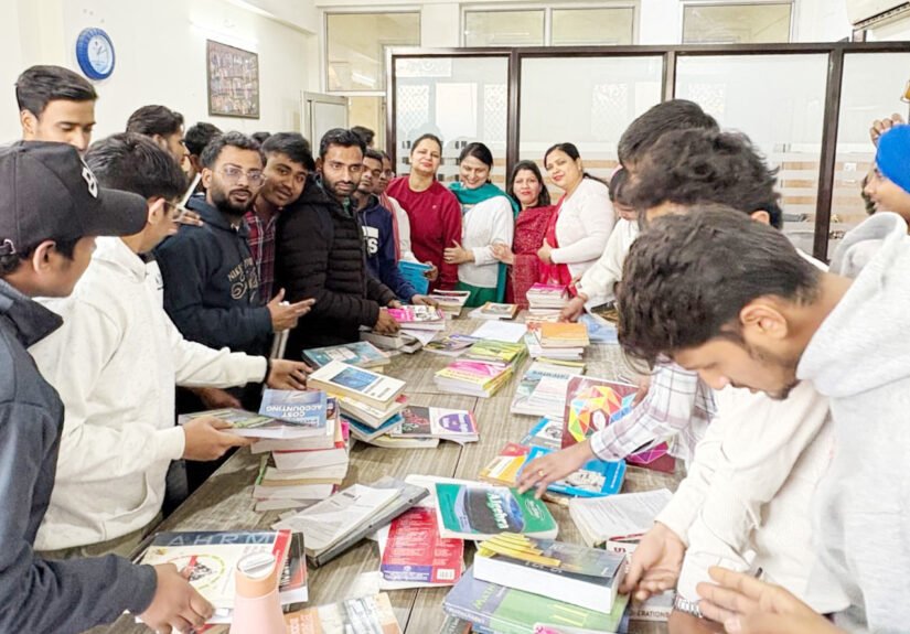 डीएवी सेंटेनरी कॉलेज, के व्यवसाय प्रशासन (बीबीए) विभाग के सोशल क्लब द्वारा पुस्तक वितरण कार्यक्रम का आयोजन किया गया
