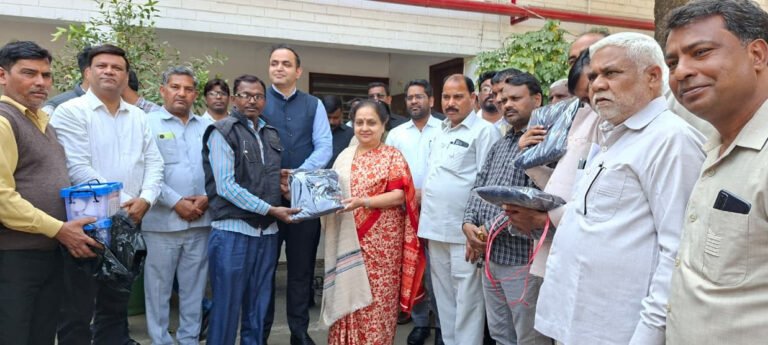 निगम के 2950 सफाई कर्मियों को ट्रैकसूट, हाजिरी शेड के लिए मेडिकल किट और कुर्सियां वितरित, सफाई कर्मचारी नगर निगम के मजबूत स्तंभ : प्रवीण बत्रा जोशी
