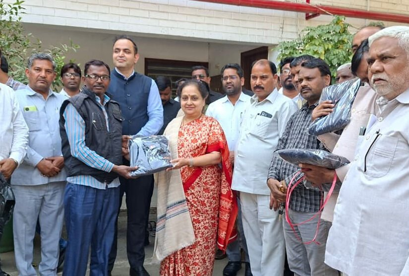 निगम के 2950 सफाई कर्मियों को ट्रैकसूट, हाजिरी शेड के लिए मेडिकल किट और कुर्सियां वितरित, सफाई कर्मचारी नगर निगम के मजबूत स्तंभ : प्रवीण बत्रा जोशी