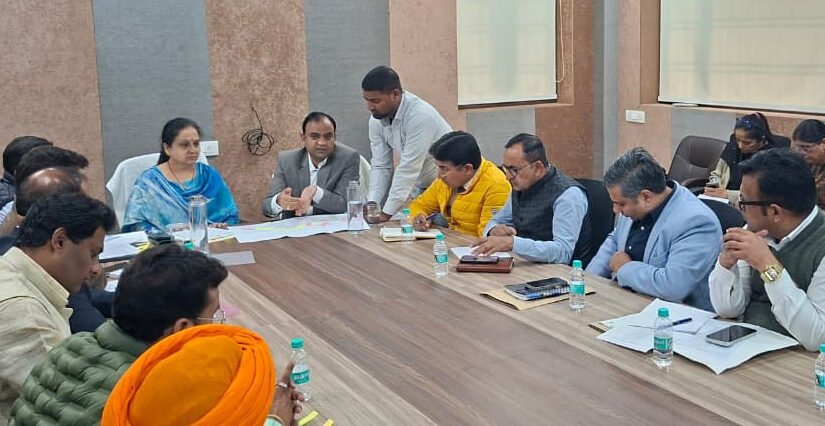 विधानसभा 89 क्षेत्र से संबंधित विभिन्न विकास कार्यों एवं अन्य मुद्दों की समीक्षा हेतु महत्वपूर्ण बैठक का आयोजन मेयर कैंप कार्यालय पर किया गया