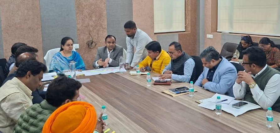 विधानसभा 89 क्षेत्र से संबंधित विभिन्न विकास कार्यों एवं अन्य मुद्दों की समीक्षा हेतु महत्वपूर्ण बैठक का आयोजन मेयर कैंप कार्यालय पर किया गया