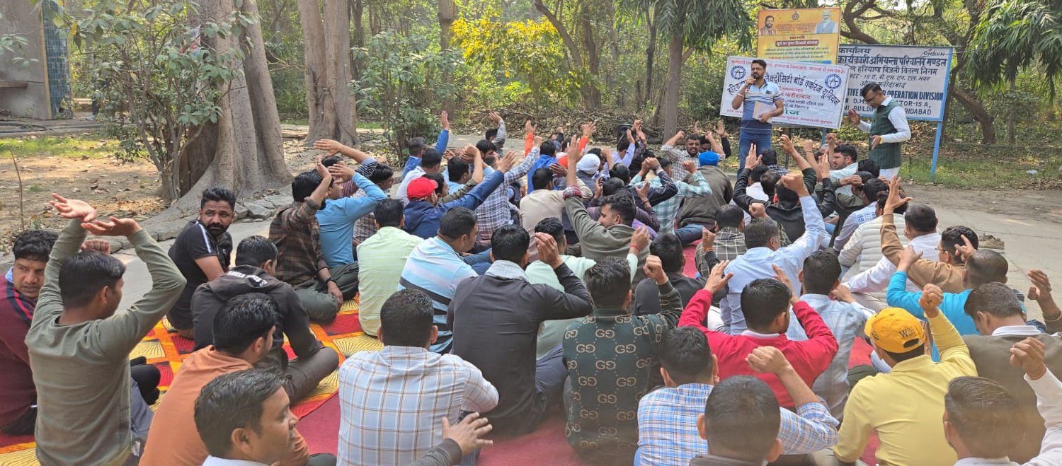 ओल्ड फरीदाबाद ज़ोन के सेक्टर-15 स्तिथ दक्षिण हरियाणा बिजली वितरण निगम कार्यकारी अभियंता कार्यालय परिसर में कर्मचारियों ने किया विरोध प्रदर्शन