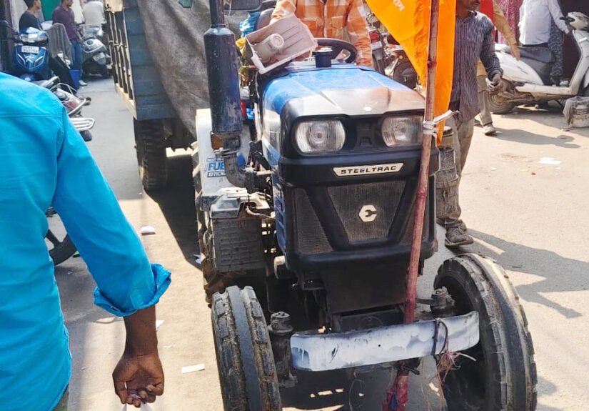 ओल्ड फरीदाबाद मार्केट में एक नाबालिग लड़का ट्रैक्टर चलाकर कूड़ा उठाने का कार्य करता है, यातायात नियमों का उल्लंघन है, सुरक्षा की दृष्टि से भी गंभीर मामला है