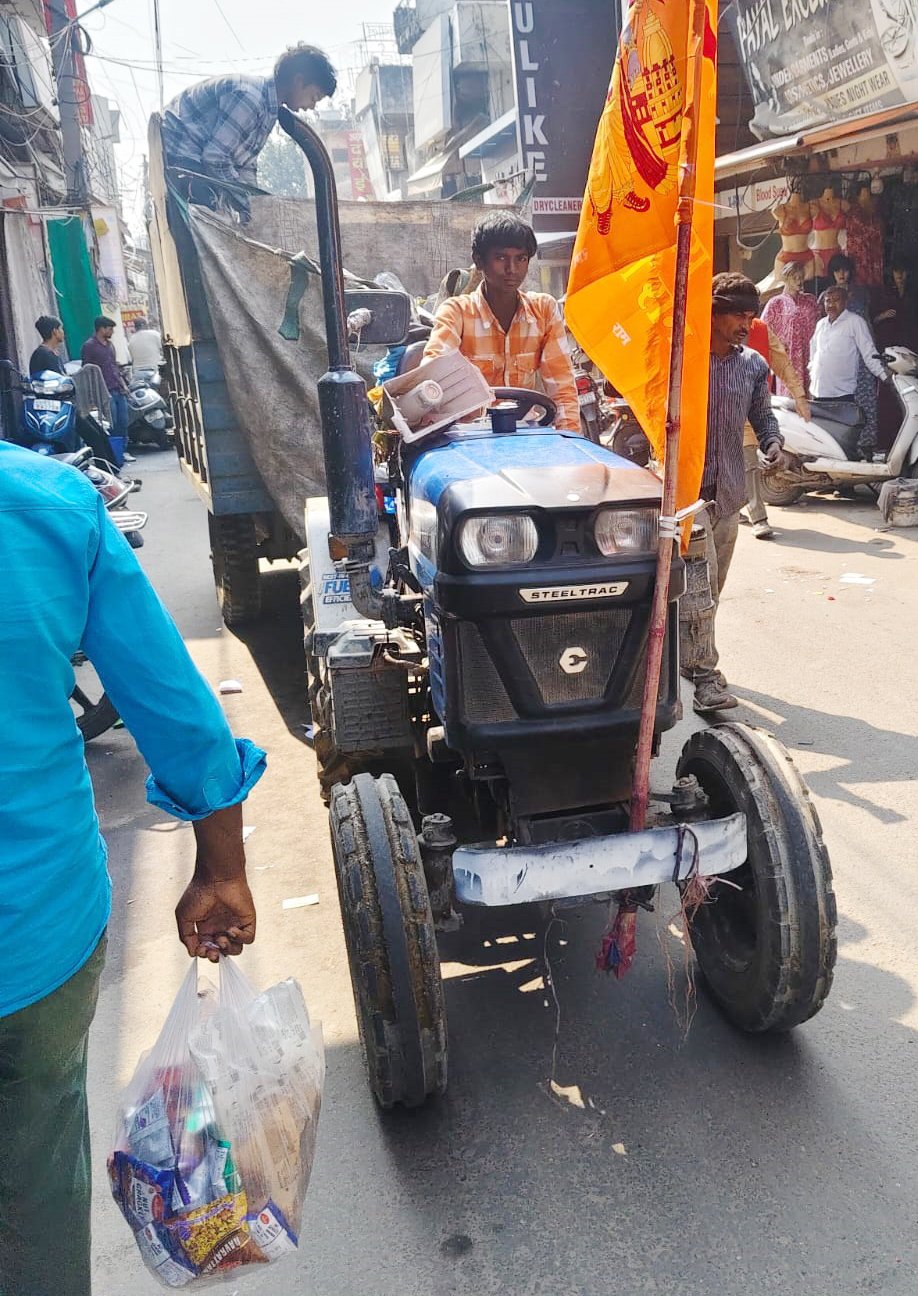 ओल्ड फरीदाबाद मार्केट में एक नाबालिग लड़का ट्रैक्टर चलाकर कूड़ा उठाने का कार्य करता है, यातायात नियमों का उल्लंघन है, सुरक्षा की दृष्टि से भी गंभीर मामला है