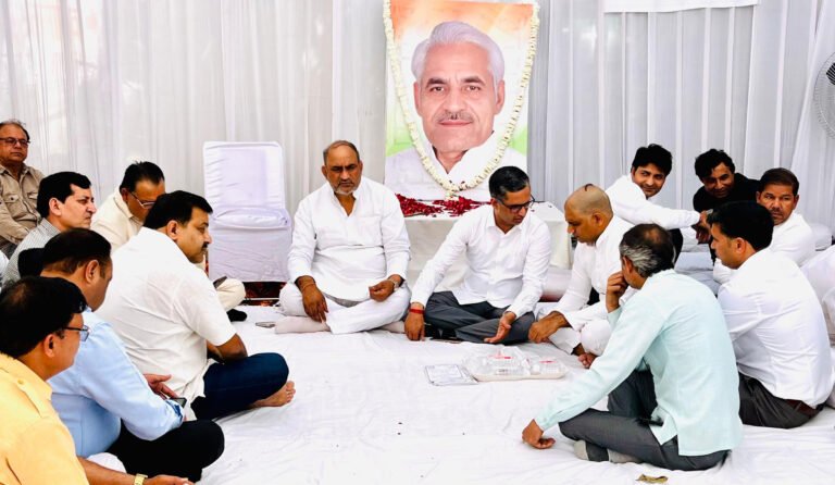 पूर्व संसदीय सचिव शारदा राठौर एवं नगर निगम के पूर्व वरिष्ठ उपमहापौर देवेंद्र चौधरी ने स्व. आनंद कौशिक के चित्र पर पुष्प अर्पित करके श्रद्धांजलि दी