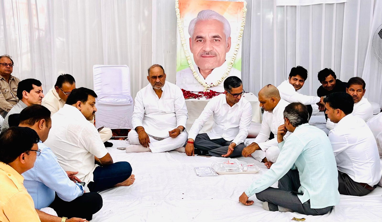 पूर्व संसदीय सचिव शारदा राठौर एवं नगर निगम के पूर्व वरिष्ठ उपमहापौर देवेंद्र चौधरी ने स्व. आनंद कौशिक के चित्र पर पुष्प अर्पित करके श्रद्धांजलि दी