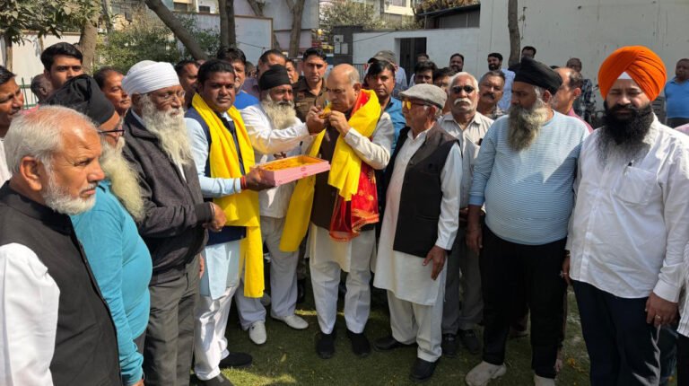 बल्लभगढ़ की जनता कॉलोनी के लगभग 1640 आवास धारकों को मालिकाना हक मिलने का रास्ता, सेक्टर- 8 कार्यालय पर पं. मूलचंद शर्मा का ढोल बाजे से स्वागत