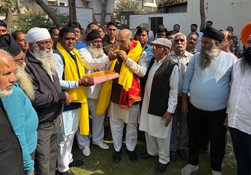 बल्लभगढ़ की जनता कॉलोनी के लगभग 1640 आवास धारकों को मालिकाना हक मिलने का रास्ता, सेक्टर- 8 कार्यालय पर पं. मूलचंद शर्मा का ढोल बाजे से स्वागत