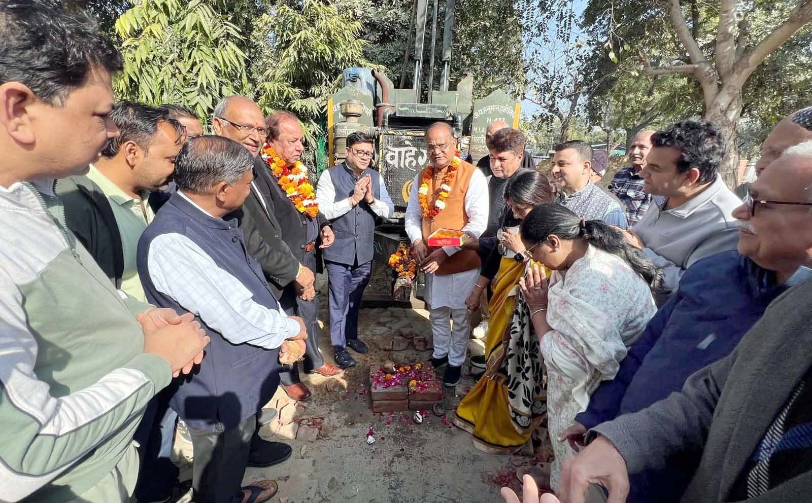 पार्षद मुकेश अग्रवाल व युवा भाजपा नेता अमन गोयल ने सेक्टर-9 में किया ट्यूबवैल का उद्घाटन