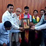 संघ लोक सेवा आयोग की परीक्षा में 72वीं रैंक प्राप्त करने वाले कनिष्क अग्रवाल को अग्रवाल समिति बल्लभगढ़ द्वारा सेक्टर-28 स्थित उनके निवास पर सम्मानित किया गया