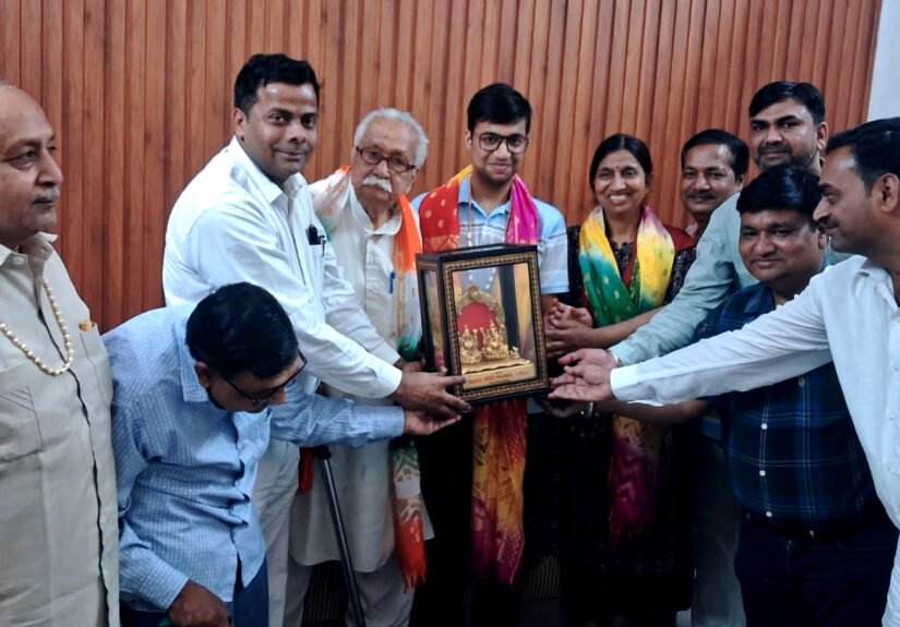 संघ लोक सेवा आयोग की परीक्षा में 72वीं रैंक प्राप्त करने वाले कनिष्क अग्रवाल को अग्रवाल समिति बल्लभगढ़ द्वारा सेक्टर-28 स्थित उनके निवास पर सम्मानित किया गया