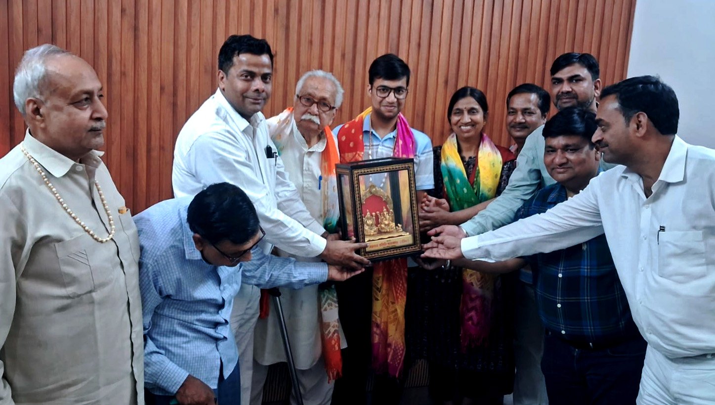 संघ लोक सेवा आयोग की परीक्षा में 72वीं रैंक प्राप्त करने वाले कनिष्क अग्रवाल को अग्रवाल समिति बल्लभगढ़ द्वारा सेक्टर-28 स्थित उनके निवास पर सम्मानित किया गया