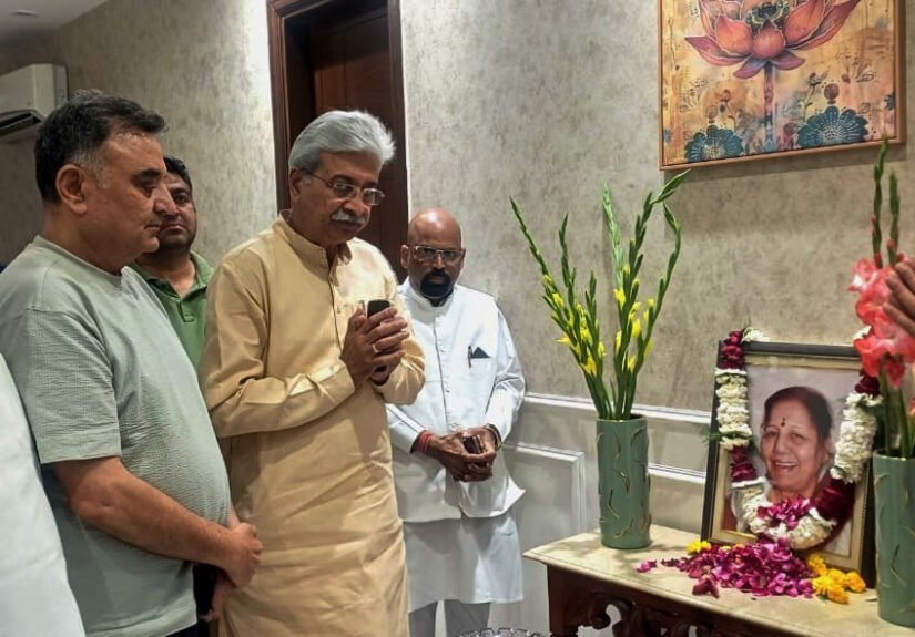 कांग्रेस प्रदेशाध्यक्ष राव नरेन्द्र ने स्व. संतोष ओझा को अर्पित की श्रद्धांजलि