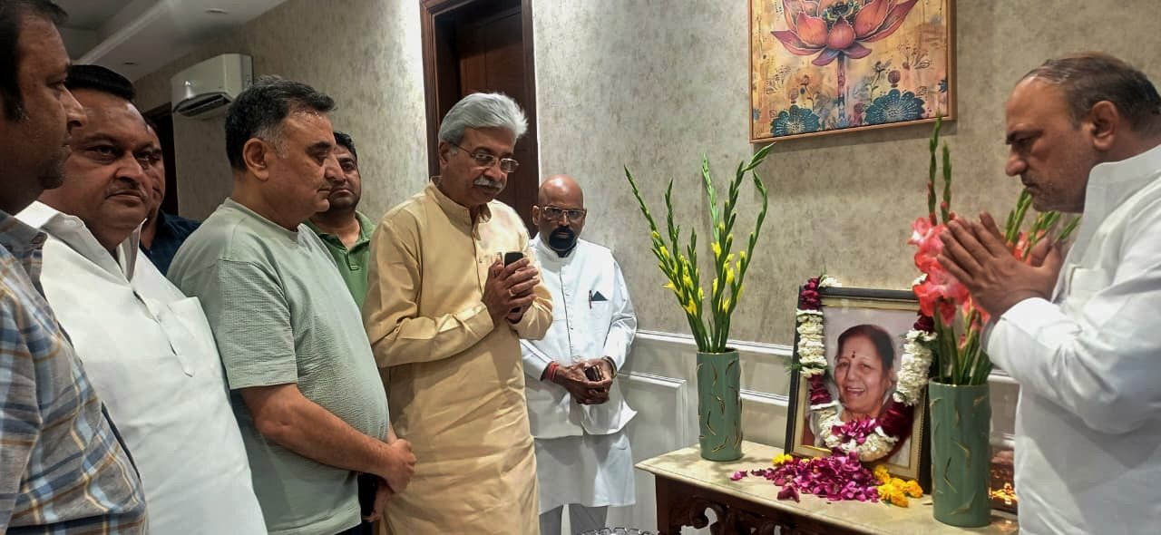 कांग्रेस प्रदेशाध्यक्ष राव नरेन्द्र ने स्व. संतोष ओझा को अर्पित की श्रद्धांजलि