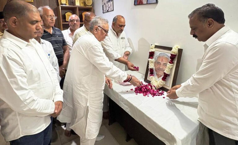 कैप्टन अजय यादव ने पूर्व विधायक स्व. आनंद कौशिक को अर्पित की श्रद्धांजलि