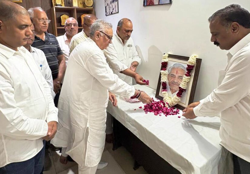 कैप्टन अजय यादव ने पूर्व विधायक स्व. आनंद कौशिक को अर्पित की श्रद्धांजलि