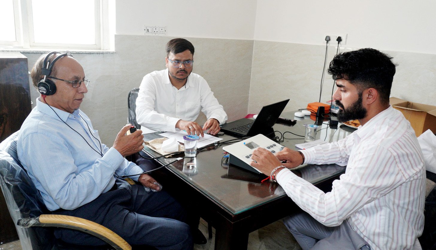 भाटिया सेवक समाज आरोग्य केंद्र में निशुल्क कान जांच शिविर आयोजित