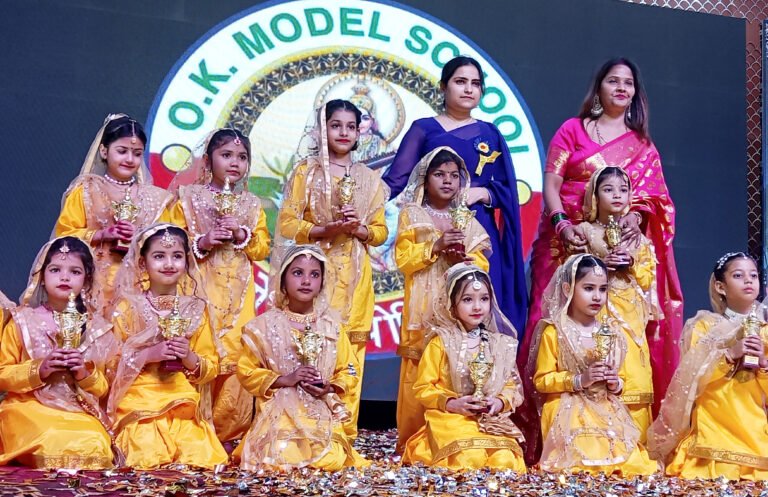 ओके मॉडल स्कूल के वार्षिकोत्सव में फेमस सिंगर व अभिनेता अजय हुड्डा के “लांबा- लांबा घूंघट करना पड़ेगा” ने लोगों का किया भरपूर मनोरंजन, नन्हें स्कूली बच्चों द्वारा फूलों की होली रही आकर्षण का केन्द्र