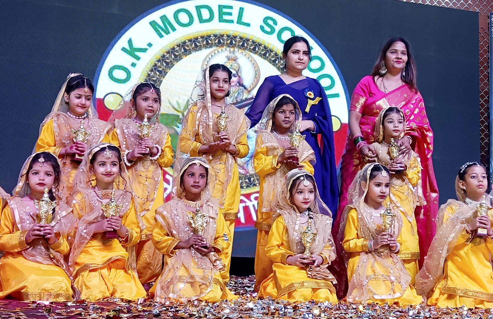 ओके मॉडल स्कूल के वार्षिकोत्सव में फेमस सिंगर व अभिनेता अजय हुड्डा के “लांबा- लांबा घूंघट करना पड़ेगा” ने लोगों का किया भरपूर मनोरंजन, नन्हें स्कूली बच्चों द्वारा फूलों की होली रही आकर्षण का केन्द्र