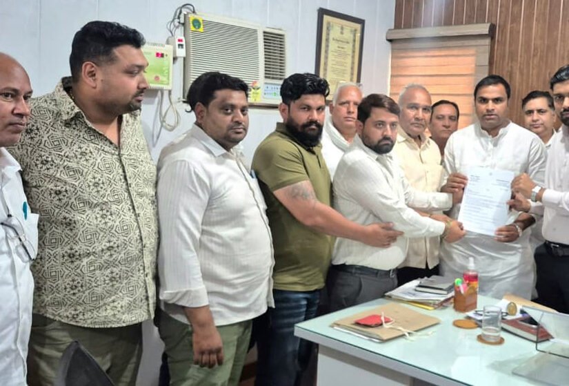 कांग्रेस नेता गिरीश भारद्वाज के नेतृत्व में गांव मुजेसर की  मूलभूत सुविधाओं की मांग को लेकर ज्वाइंट कमिश्नर को सौंपा ज्ञापन