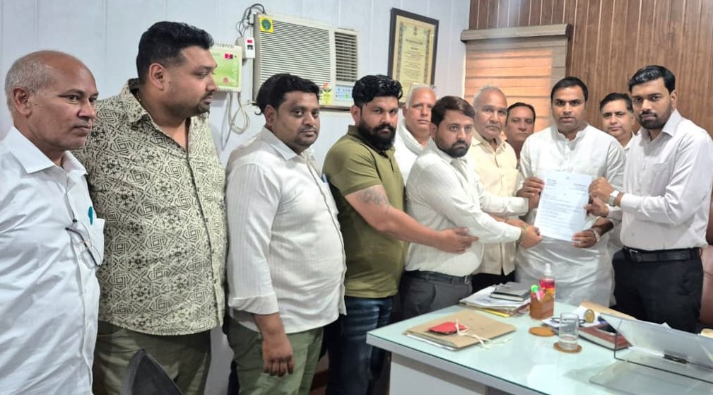 कांग्रेस नेता गिरीश भारद्वाज के नेतृत्व में गांव मुजेसर की  मूलभूत सुविधाओं की मांग को लेकर ज्वाइंट कमिश्नर को सौंपा ज्ञापन