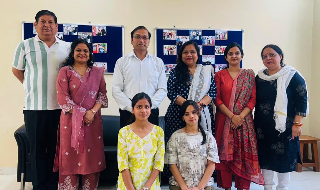 अग्रवाल कॉलेज की दो मेधावी छात्राओं को एआईसीटीई सरस्वती छात्रवत्तृि के तहत ₹25,000 प्रतिवर्ष की छात्रवृत्ति राशि