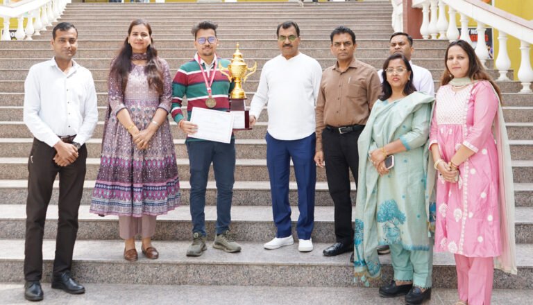 अग्रवाल महाविद्यालय के छात्र ने नेशनल यूथ फेस्टिवल में गोल्ड मेडल जीतकर रचा इतिहास