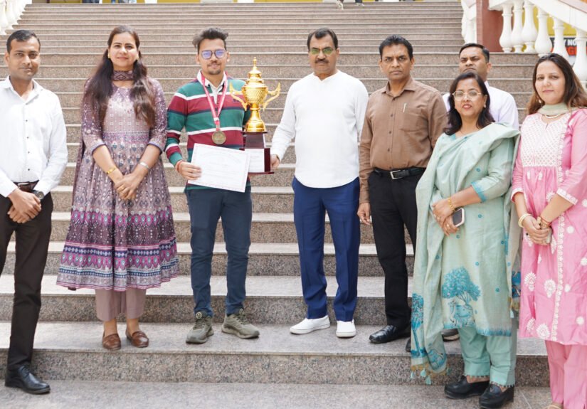 अग्रवाल महाविद्यालय के छात्र ने नेशनल यूथ फेस्टिवल में गोल्ड मेडल जीतकर रचा इतिहास