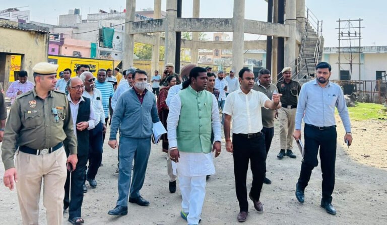 निगम आयुक्त धीरेंद्र खड़गटा ने किया वार्ड 3 का निरीक्षण, स्थानीय लोगों को दिया स्वच्छता का संदेश, कहा जब शहर होगा स्वच्छ तो नागरिक रहेंगे स्वस्थ