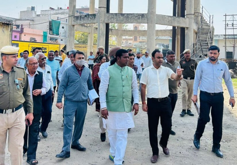 निगम आयुक्त धीरेंद्र खड़गटा ने किया वार्ड 3 का निरीक्षण, स्थानीय लोगों को दिया स्वच्छता का संदेश, कहा जब शहर होगा स्वच्छ तो नागरिक रहेंगे स्वस्थ