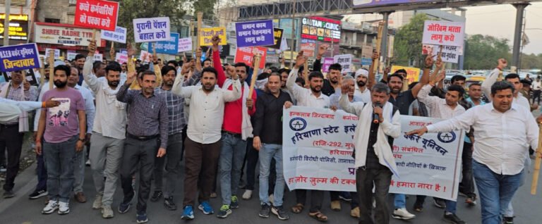 कर्मचारी महासंघ से संबंधित हरियाणा स्टेट इलेक्ट्रिसिटी बोर्ड वर्कर यूनियन ने 14 सूत्रीय माँगों को लेकर बीके चौक मशाल जुलूस यात्रा निकाली