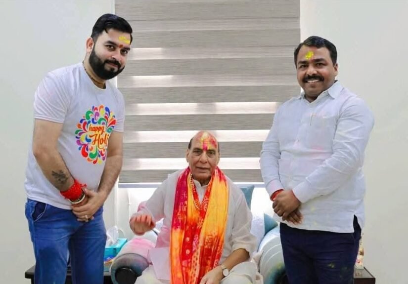 रक्षा मंत्री राजनाथ सिंह को होली की शुभकामनाए दीं