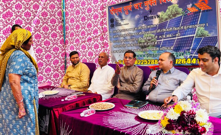 पीएम सूर्य घर मुफ्त बिजली योजना के बारे में बिजली अधिकारियों के सहयोग से मंत्री राजेश नागर ने लोगों को किया जागरूक