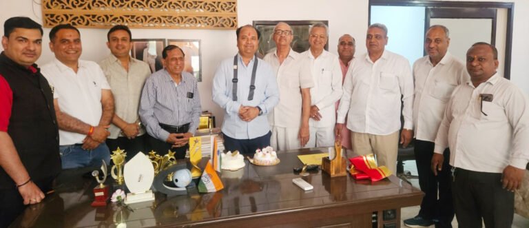 कांग्रेस प्रदेश प्रवक्ता सुमित गौड के जन्मदिवस पर  प्रदेशाध्यक्ष राव नरेन्द्र व सांसद दीपेन्द्र सिंह हुड्डा ने अपने सोशल मीडिया व फोन पर दी शुभकामनाएं , लोगों ने कार्यालय पर केक कटवाकर दी शुभकामनाएं