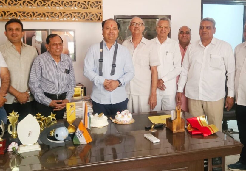 कांग्रेस प्रदेश प्रवक्ता सुमित गौड के जन्मदिवस पर  प्रदेशाध्यक्ष राव नरेन्द्र व सांसद दीपेन्द्र सिंह हुड्डा ने अपने सोशल मीडिया व फोन पर दी शुभकामनाएं , लोगों ने कार्यालय पर केक कटवाकर दी शुभकामनाएं