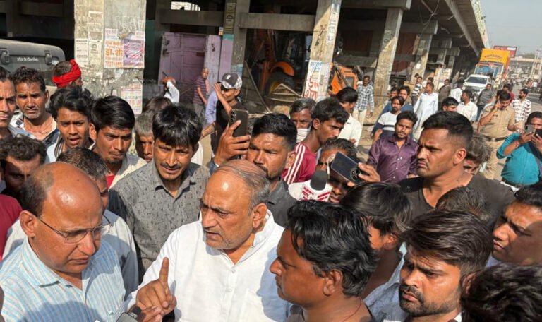 गरीबों को नहीं उजडने देंगे, पहले वैकल्पिक व्यवस्था करो, कांग्रेस जिलाध्यक्ष बलजीत कौशिक ने मौके पर पहुंंचकर रुकवाई तोडफोड