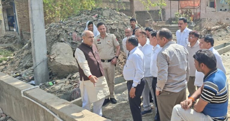 विधायक पं. मूलचंद शर्मा ने दौलत कॉलोनी में बन रही  RMC सड़क एवं नालियों के निर्माण कार्य का किया निरीक्षण