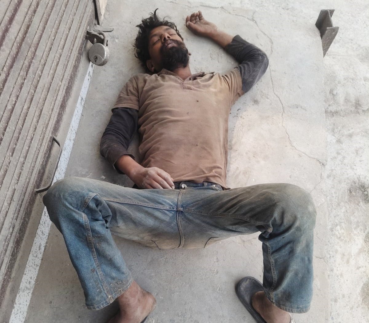 महावीर नगर ओल्ड फरीदाबाद में नशे में व्यक्ति द्वारा उत्पात, स्थानीय लोगों की पुलिस प्रशासन से तत्काल सख्त कार्रवाई की मांग