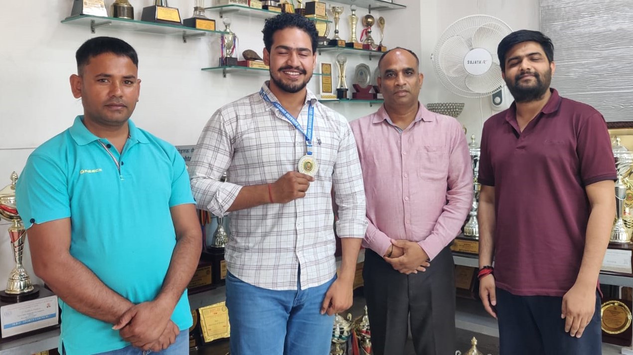 ऑल इंडिया इंटर यूनिवर्सिटी गेम्स में डीएवी शताब्दी महाविद्यालय के छात्र ने यूनिवर्सिटी के लिए जीता एकलौता पदक