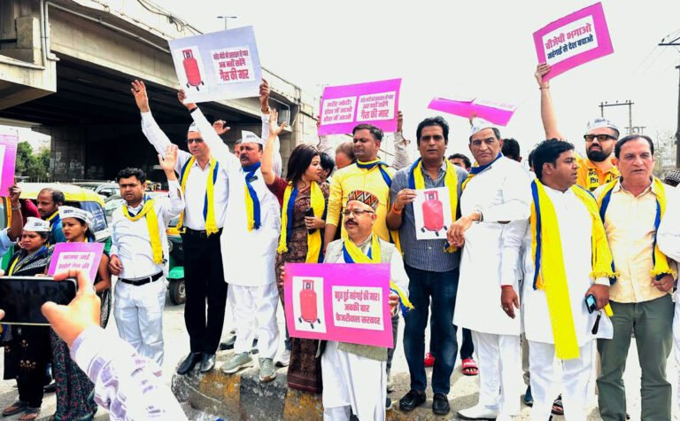 रसोई गैस सिलेण्डरों की किल्लत एवं कालाबाजारी के खिलाफ आप की जिला इकाई ने केन्द्र व प्रदेश की सरकार के खिलाफ प्रदर्शन