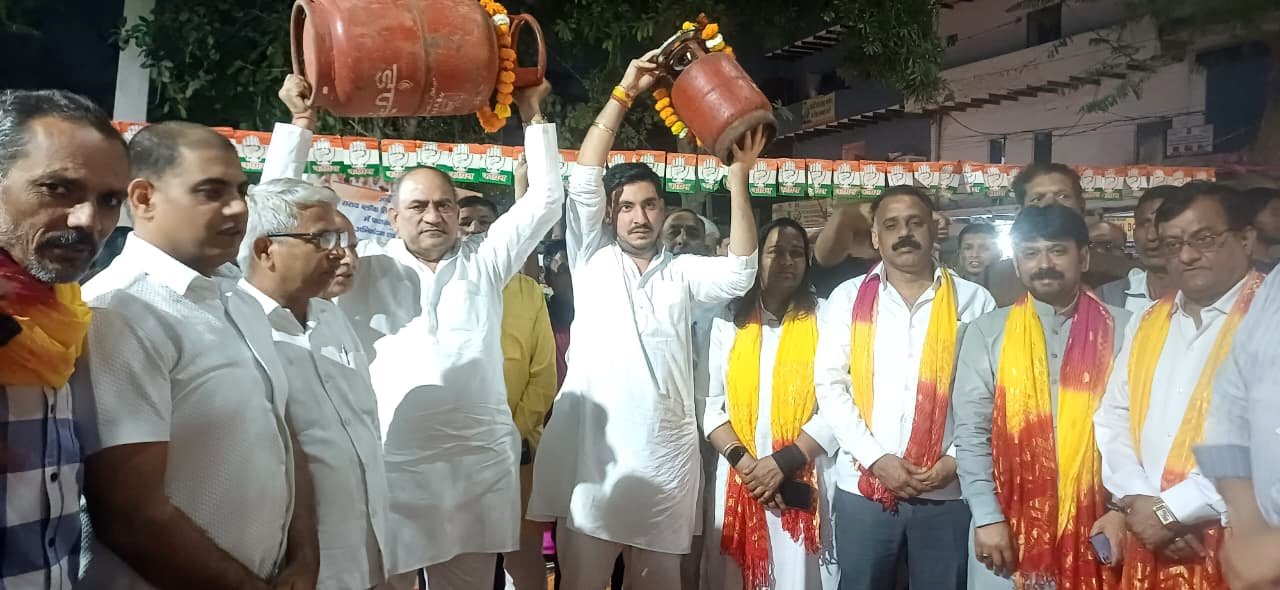 गैस की किल्लत व कालाबाजारी को लेकर तिगांव विधानसभा क्षेत्र के पल्ला पावर हाऊस कालोनी सैक्टर-35 में कांग्रेस ने किया विरोध प्रदर्शन