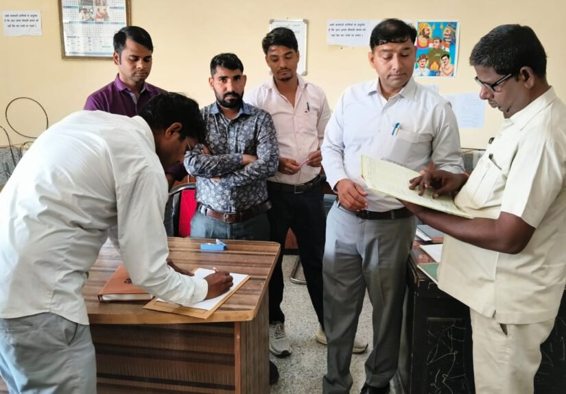 मुख्यमंत्री उडन दस्ता फरीदाबाद द्वारा नगर परिषद होडल कार्यालय के औचक निरीक्षण, कार्यालय में देरी से आते हैं कर्मचारी-अधिकारी व प्रॉपर्टी ID बनाने में की जा रही थी धांधली