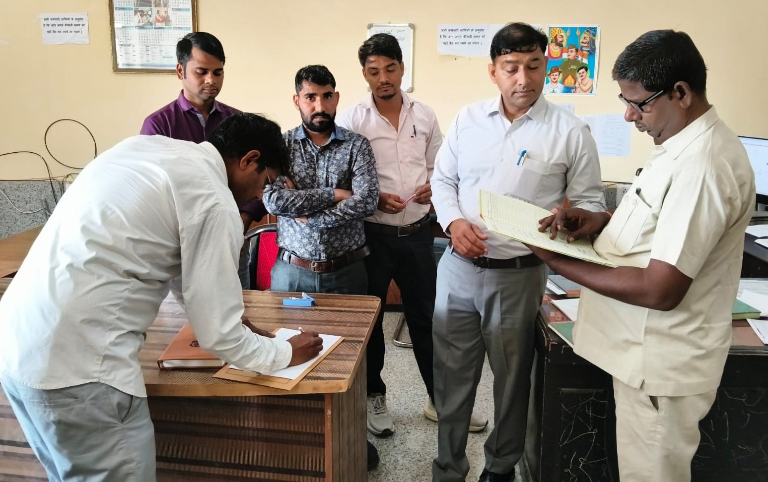 मुख्यमंत्री उडन दस्ता फरीदाबाद द्वारा नगर परिषद होडल कार्यालय के औचक निरीक्षण, कार्यालय में देरी से आते हैं कर्मचारी-अधिकारी व प्रॉपर्टी ID बनाने में की जा रही थी धांधली