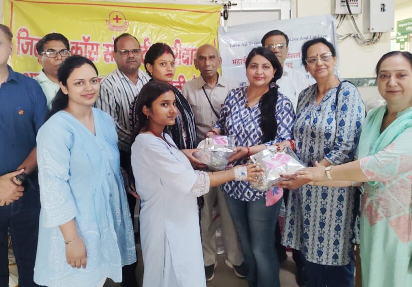 महावीर इंटरनेशनल सोशल फाउंडेशन ने बीके अस्पताल में जिला रेड क्रॉस सोसाइटी के सहयोग से वंचित परिवार की गर्भस्थ महिलाओं को स्वास्थ्यवर्धक सामग्री किट बांटी