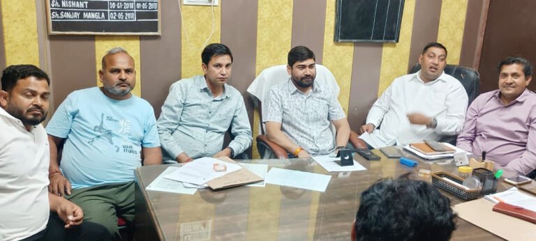 कर्मचारियों के मुद्दों पर एचएसईबी वर्कर यूनियन का प्रतिनिधि मंडल खेड़ी के एसडीओ से मिला