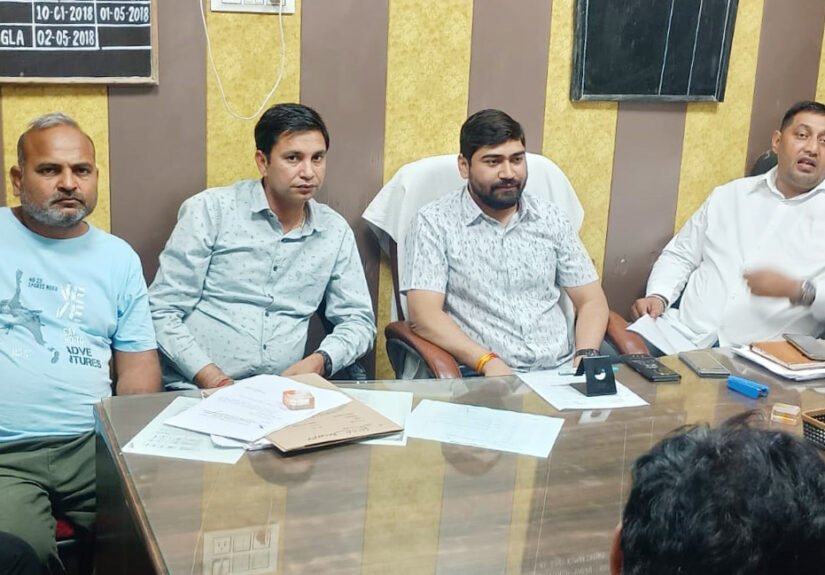 कर्मचारियों के मुद्दों पर एचएसईबी वर्कर यूनियन का प्रतिनिधि मंडल खेड़ी के एसडीओ से मिला