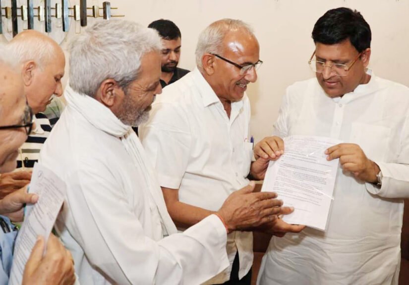 हरियाणा बिजली पेंशनर्स वेलफेयर एसोसिएशन ने  समस्याओ के समाधान की मांग को लेकर मुख्यमंत्री के नाम से मंत्री विपुल गोयल को ज्ञापन सौंपा