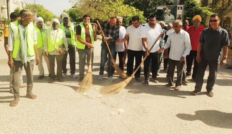 सेक्टर-46 आरडब्लूए द्वारा चलाया गया स्वच्छता अभियान, स्वच्छ जगह पर लक्ष्मी निवास करती है और वातावरण भी खुशनुमा बना रहता है-राजसिंह बैंसला
