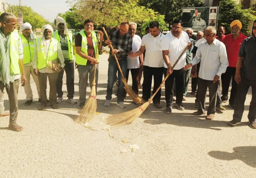 सेक्टर-46 आरडब्लूए द्वारा चलाया गया स्वच्छता अभियान, स्वच्छ जगह पर लक्ष्मी निवास करती है और वातावरण भी खुशनुमा बना रहता है-राजसिंह बैंसला